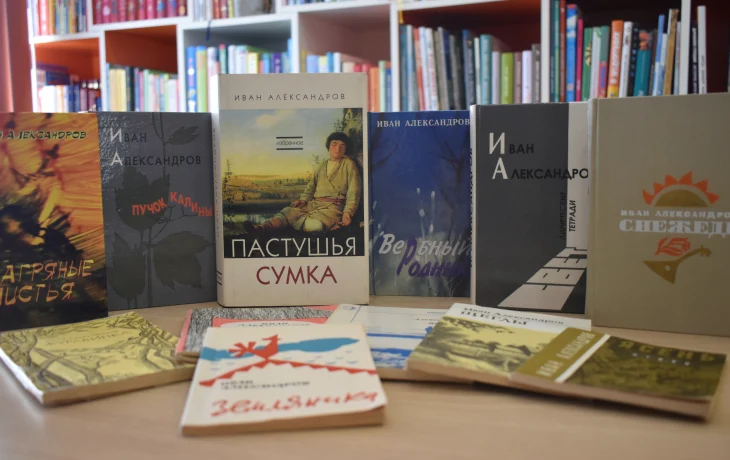 По обе стороны дороги