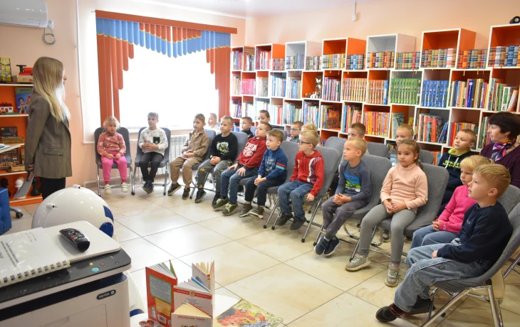 Маленькие гости в библиотеке: волшебство книг и робота Маши Маленькие гости в библиотеке: волшебство книг и робота Маши